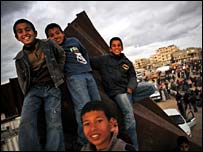 kids-on-gaza-wall.jpg
